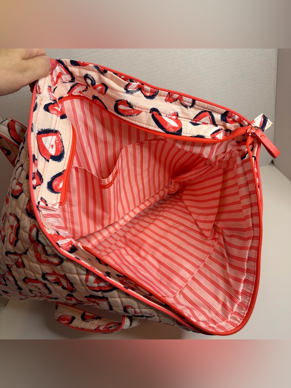 NWT. Vera Bradley Sketched Hearts Large Icon Tote - Picture 3 of 7